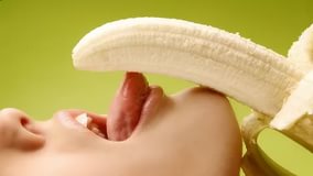 Эротическое поедание банана